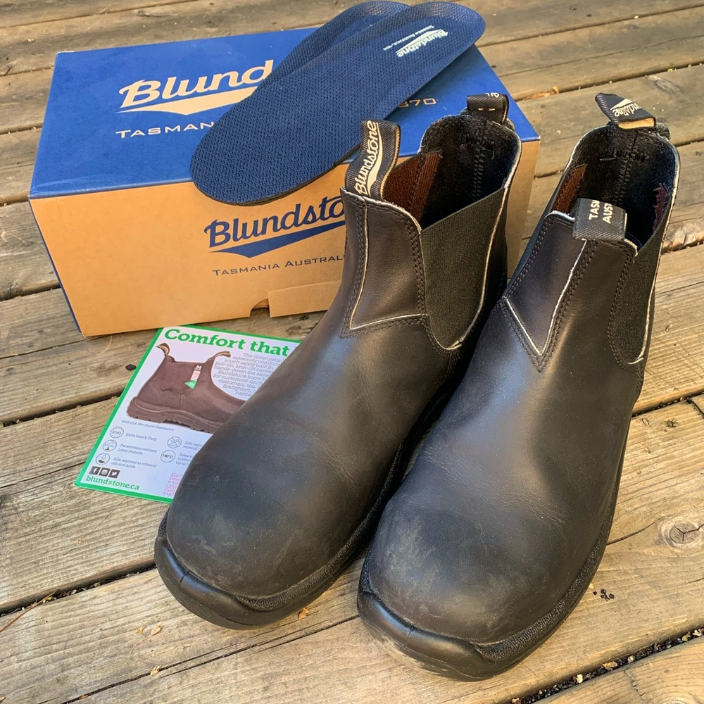 BLUNDSTONE MENS 11. Very gently used mens pull-on style Chelsea boots.